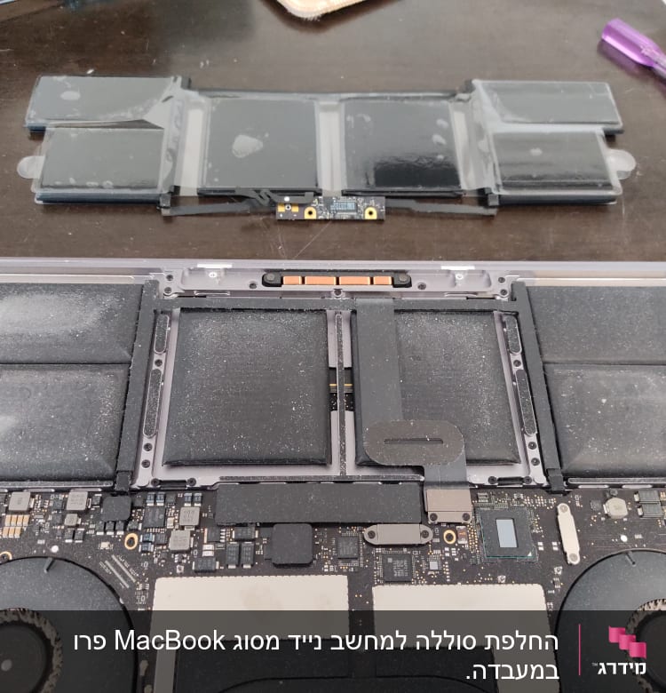 החלפת סוללה למחשב נייד מסוג MacBook פרו במעבדה.